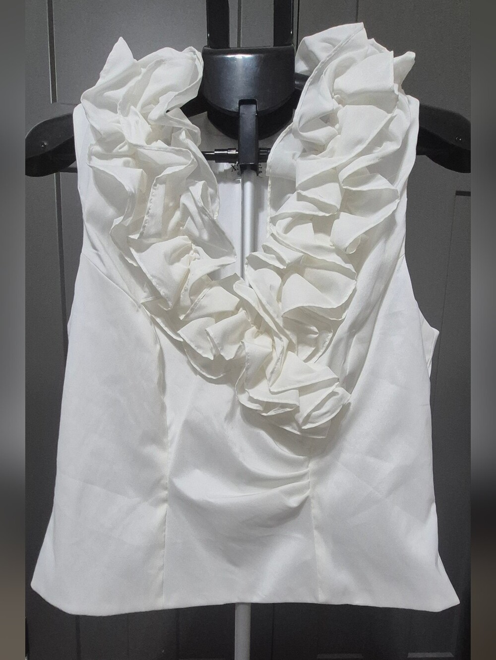 XSCAPE White Ruffle Front Sleeveless Blouse Top Size 12 Elegant Event - Picture 2 of 5